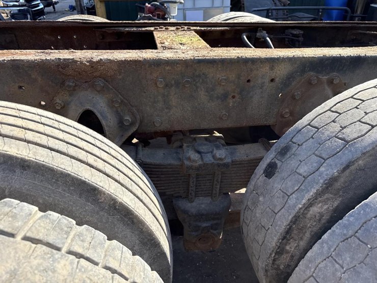 #1815-•-1985-international-1954-cab-chassis-truck-image-33