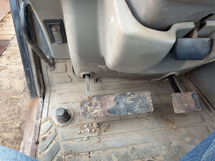2004-caterpillar-th560b-image-34