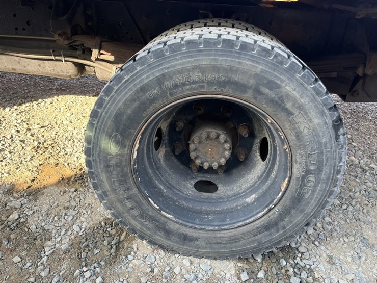 2005-gmc-5500-image-55