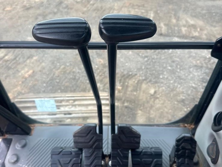 2019-caterpillar-320-image-31