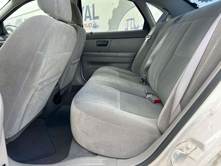2006-ford-taurus-se-sedan-image-19
