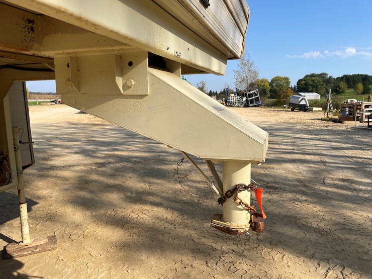 #1900-•-1989-companion-gooseneck-camper-(has-wi-title)-image-10