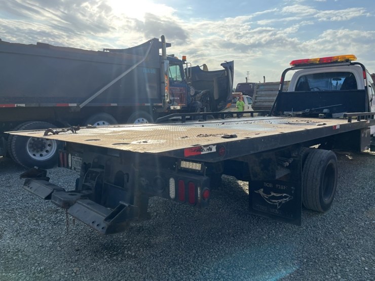 2005-gmc-5500-image-25