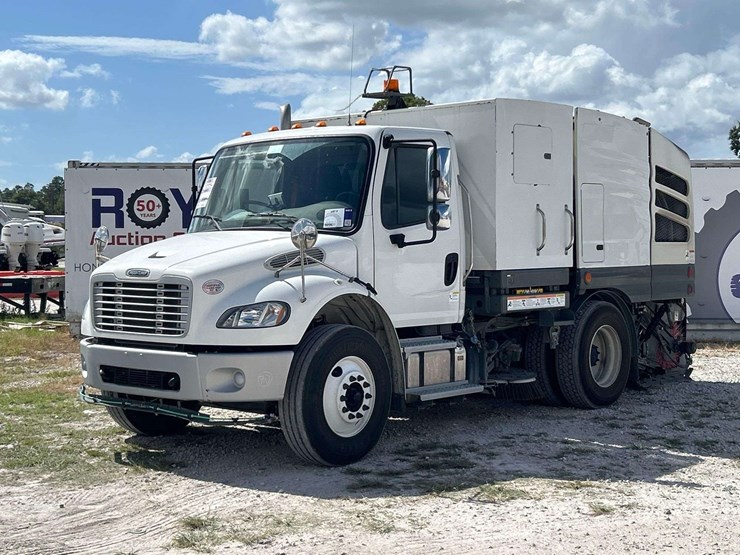 2020-freightliner-m2-106-elgin-street-sweeper-truck-image-1