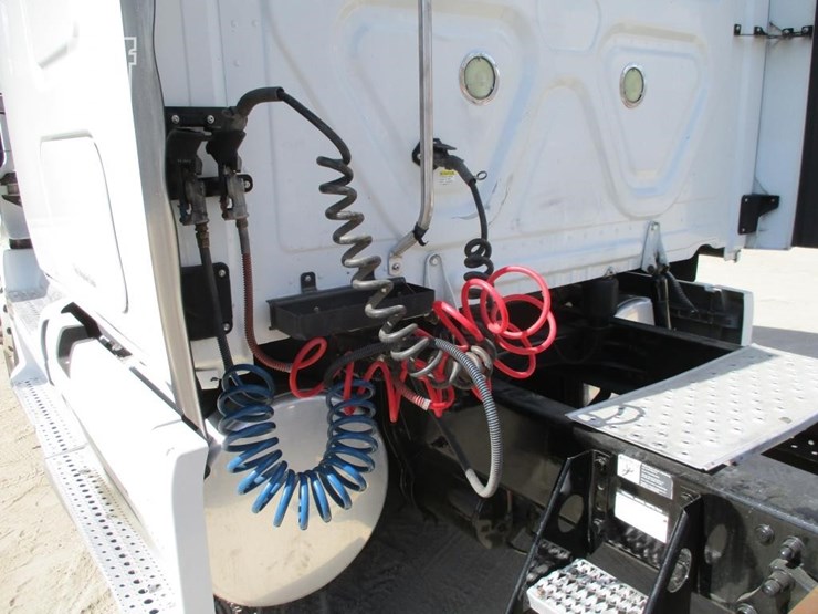 2012-freightliner-cascadia-125-image-18