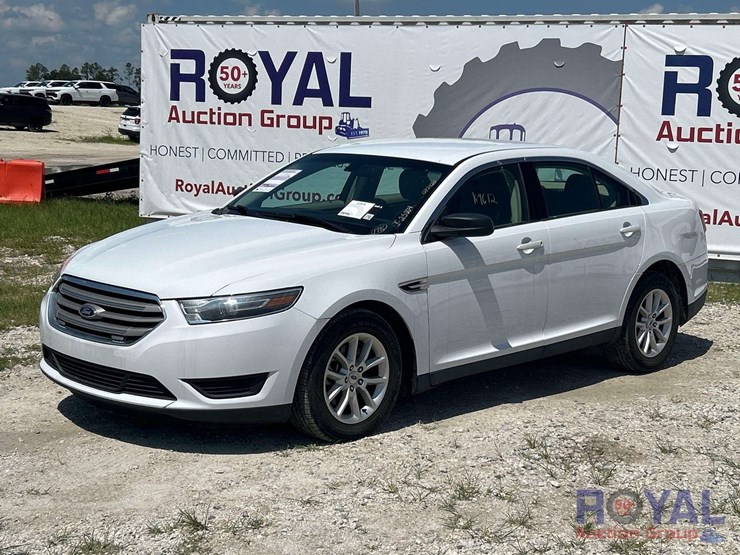 2015-ford-taurus-se-sedan-image-1