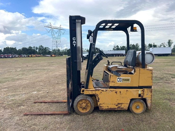 caterpillar-t30d-warehouse-forklift-image-1
