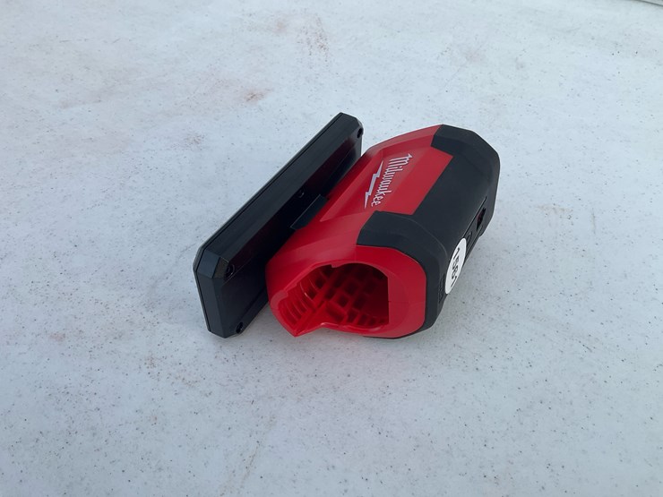 #1561-•-milwaukee-m12™-rover™-service-and-repair-flood-light-w/-usb-charging-image-5