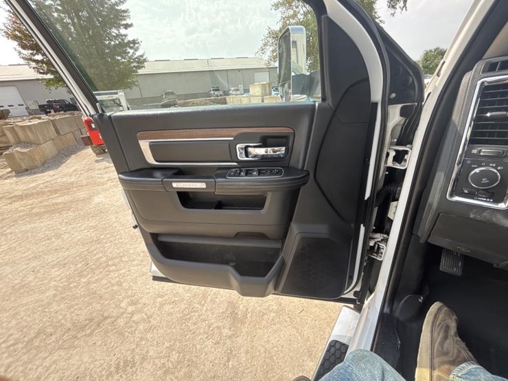 2017-dodge-ram-3500-image-41