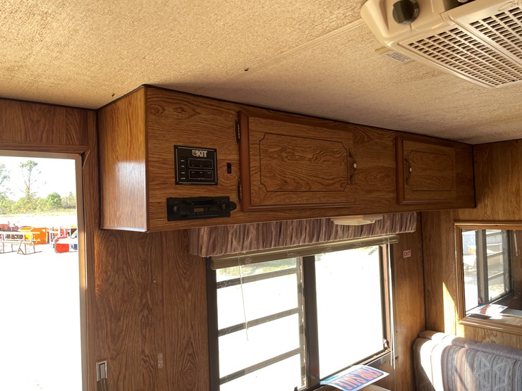 #1900-•-1989-companion-gooseneck-camper-(has-wi-title)-image-50