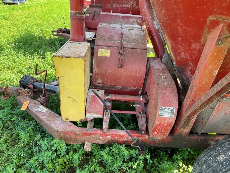 new-holland-355-image-12