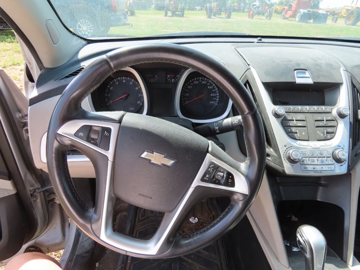 2010-chevrolet-quinox-4dr-image-8