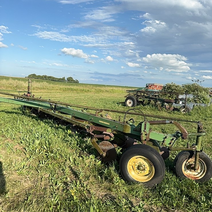8 bottom JD plow, hydraulic shares