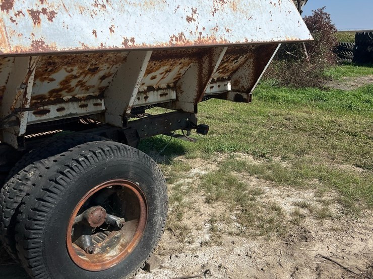 1972-chevy-single-axle-truck,-big-block-motor,-been-sitting,-believed-to-run,-drivers-door-issue-image-10