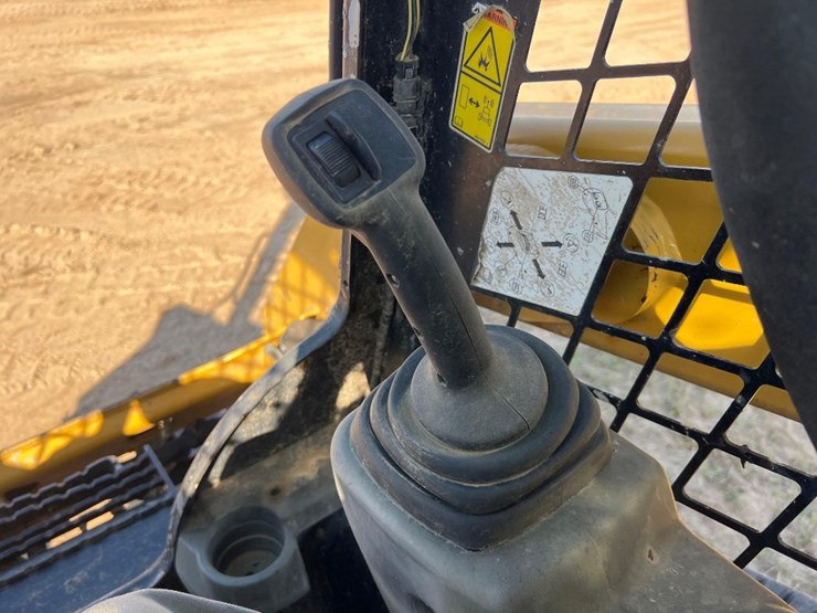 2017-caterpillar-249d-image-22