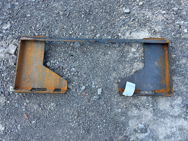 #24-•-(1)-open-back-skid-steer-mount-plate-image-1
