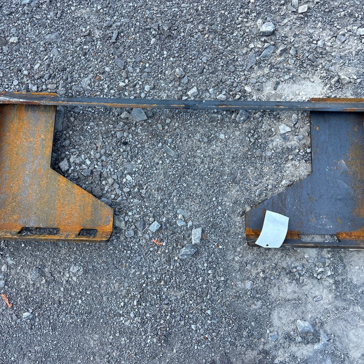 #24 • (1) OPEN BACK SKID STEER MOUNT PLATE