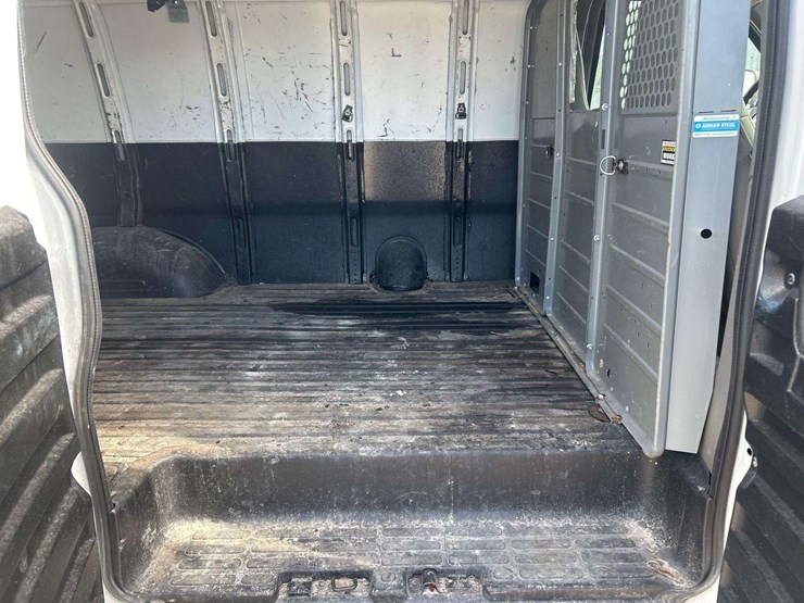 2019-chevrolet-express-2500-cargo-van-image-27