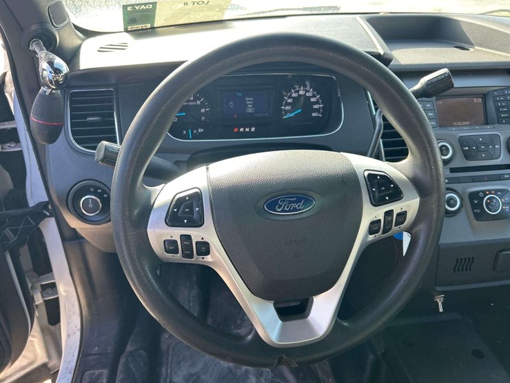 2015-ford-taurus-awd-sedan-image-11