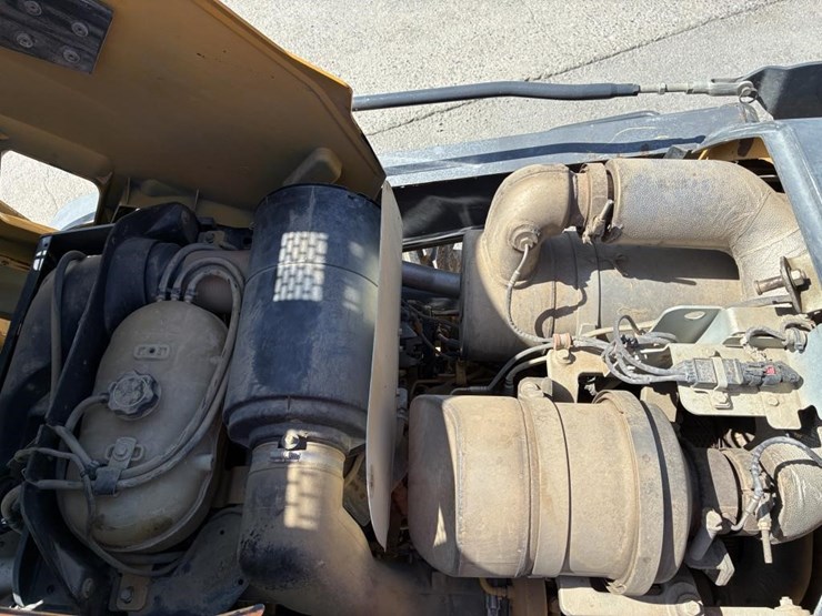 2015-deere-210l-image-15