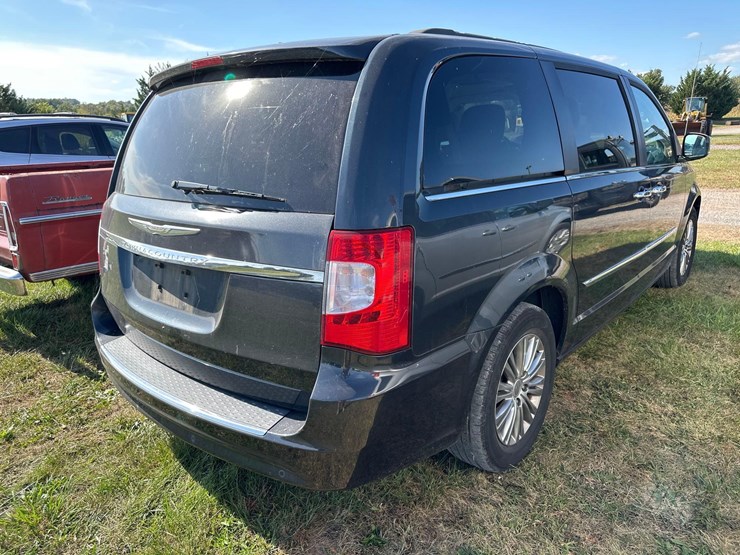 2014-chrysler-town-and-country-image-6