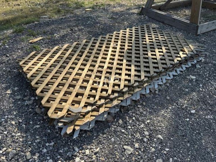 #116-•-wood-lattice-paneling---4'-x-8'-image-1