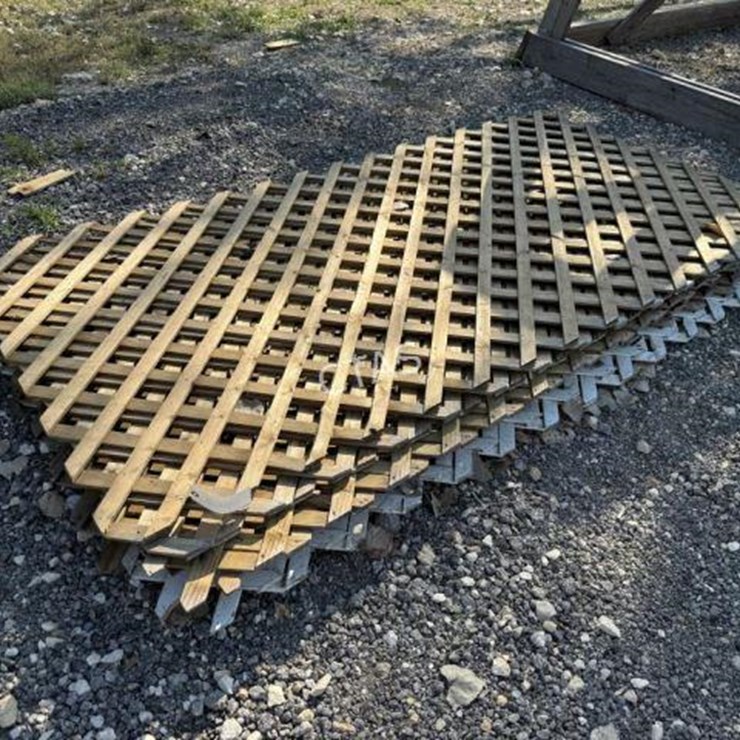 #116 • Wood Lattice Paneling - 4' x 8'
