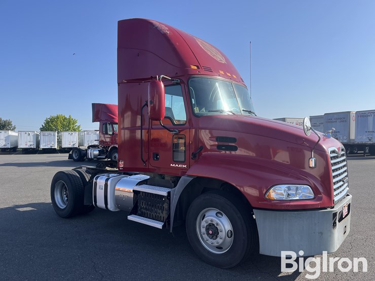 2013-mack-cxu612-truck-tractor-image-3