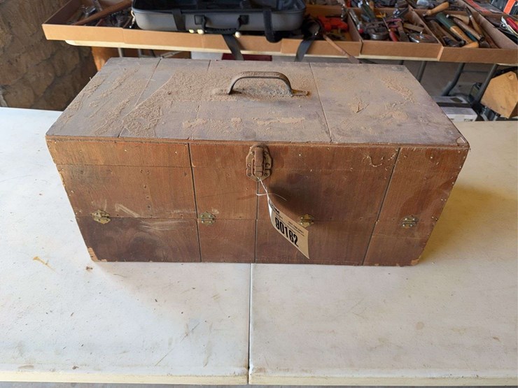 woodworking/drywall-tools,-palm-sander,-planes---in-wooden-box-image-7