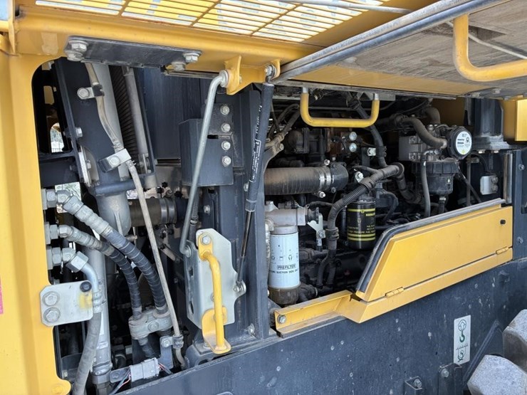 2015-komatsu-wa380-8-image-15