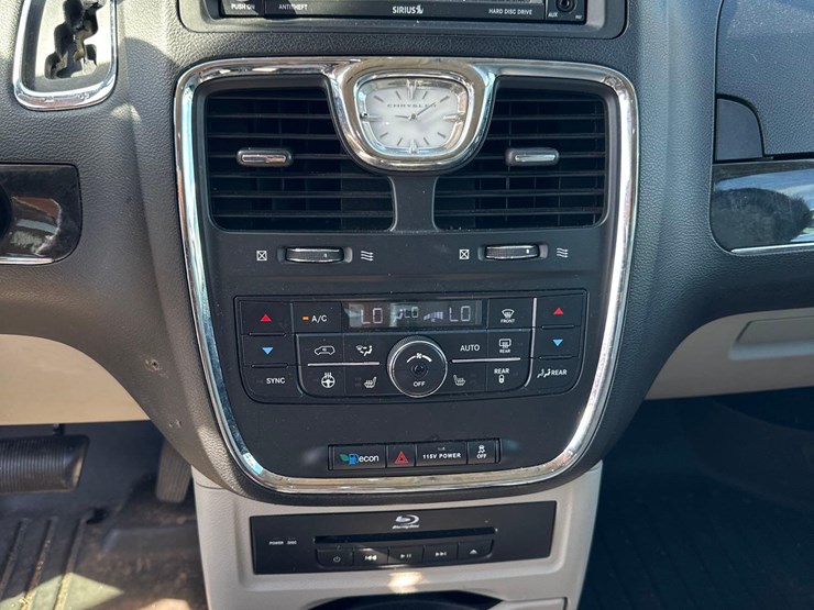 2014-chrysler-town-and-country-image-12