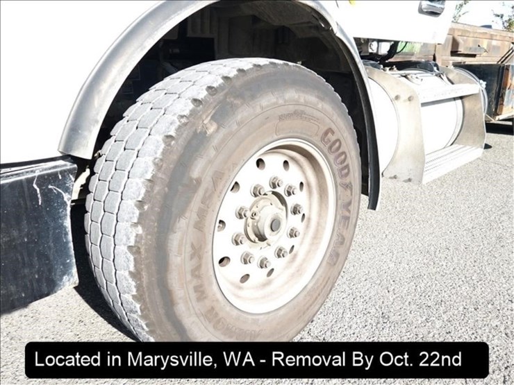 2015-peterbilt-567-image-30