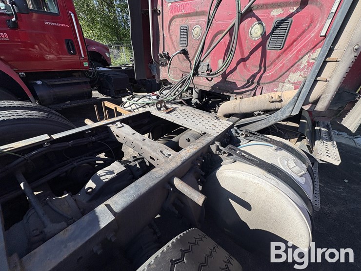 2016-freightliner-ca113dc-truck-tractor-image-18
