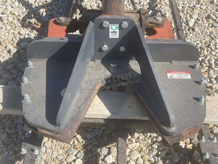 skid-steer-hydraulic-rotating-high-reach-tree-shear,-from-the-estate-of-dr.-ken-buchmann-image-10