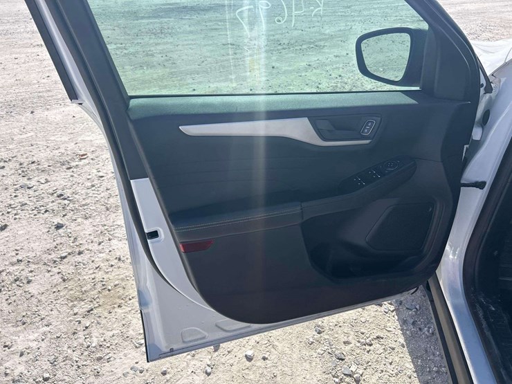 2022-ford-escape-image-13