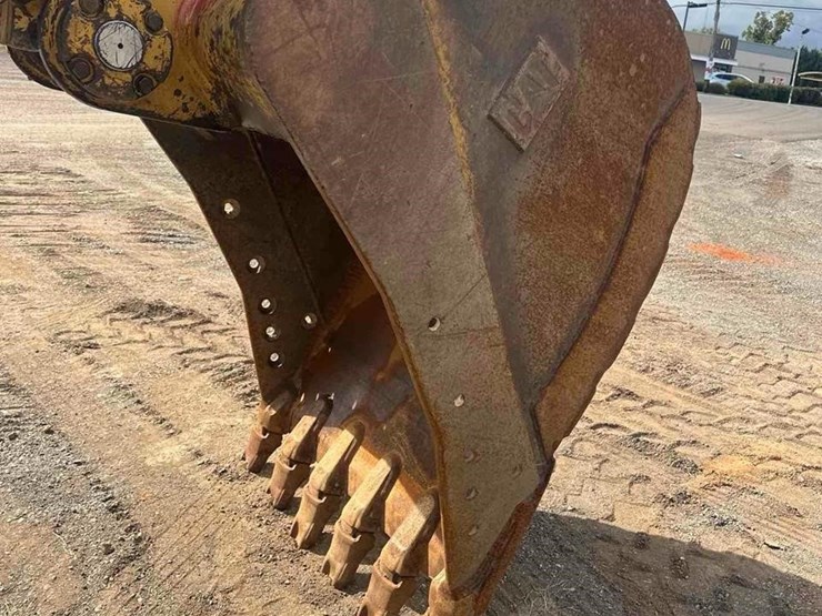 2019-caterpillar-320-image-40