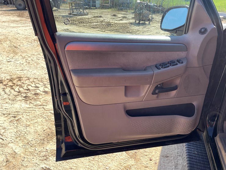 2004-ford-explorer-image-33