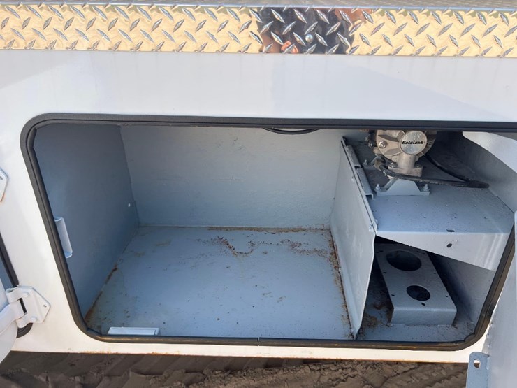 2012-peterbilt-pb348-fuel-&-lube-truck-image-33