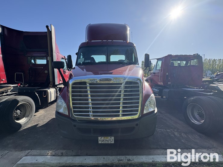 2016-freightliner-ca113dc-truck-tractor-image-2