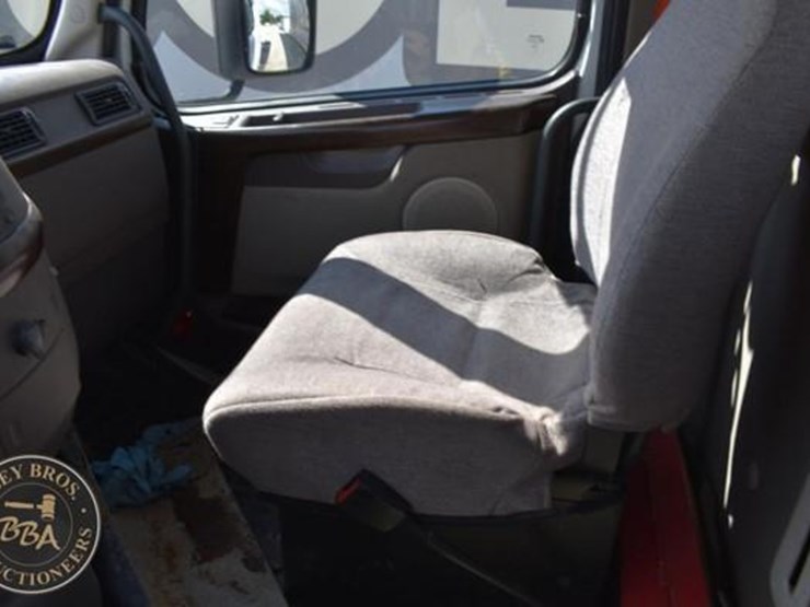 2015-volvo-vnm64t200-image-37