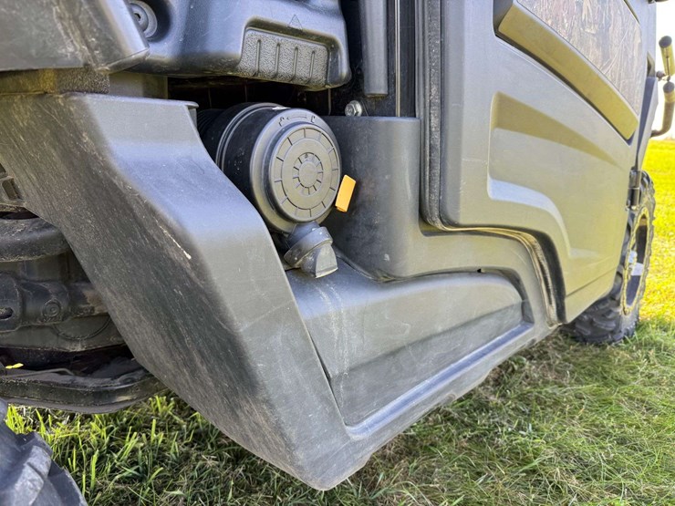 2021-john-deere-gator-image-18