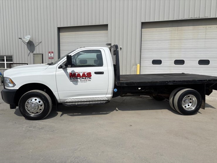 2015-dodge-ram-3500-image-2