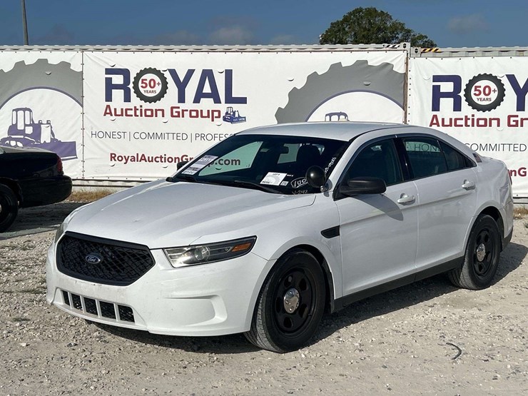 2014-ford-taurus-awd-sedan-image-1