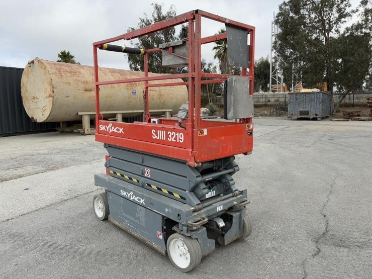 skyjack-sj-3219-scissor-lift-image-2