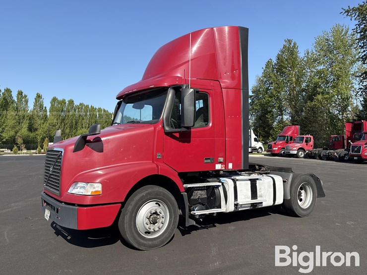 2015-volvo-vnm42t-truck-tractor-image-1