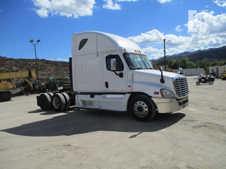 2012-freightliner-cascadia-125-image-2