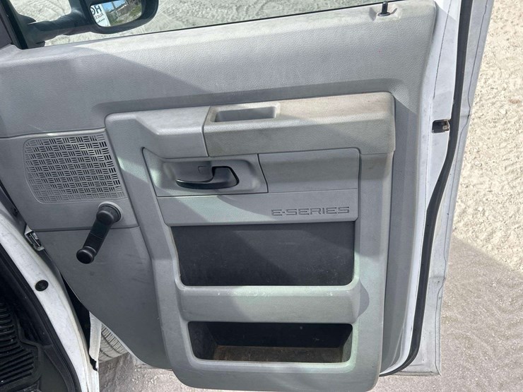 2013-ford-e-350-cargo-van-image-20
