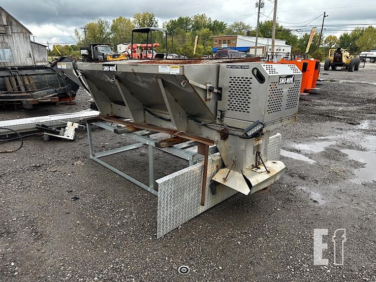 sno-way-4'x8'-stainless-salt-spreader-image-7