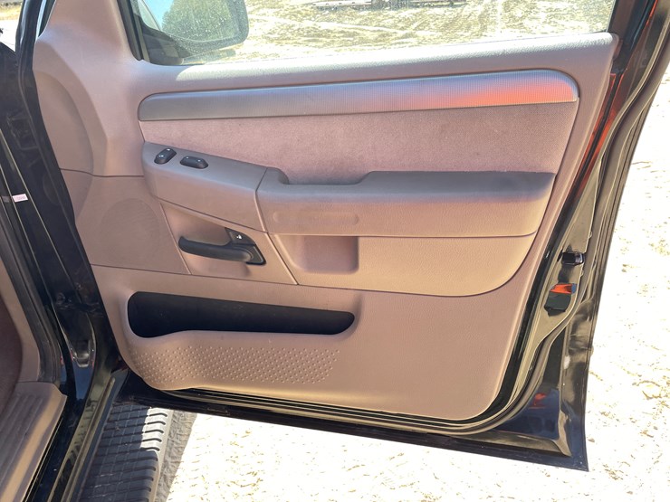 2004-ford-explorer-image-45