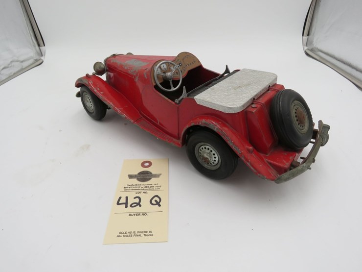 1950's-doepke-model-toys-mg-sports-car-toy-image-4
